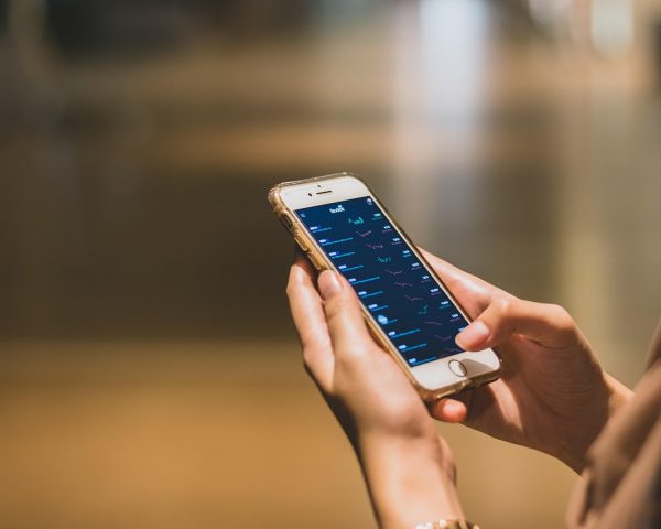 用户在手机上用风车动漫在线观看 App 横屏播放动漫，画面明亮、字幕清晰可见